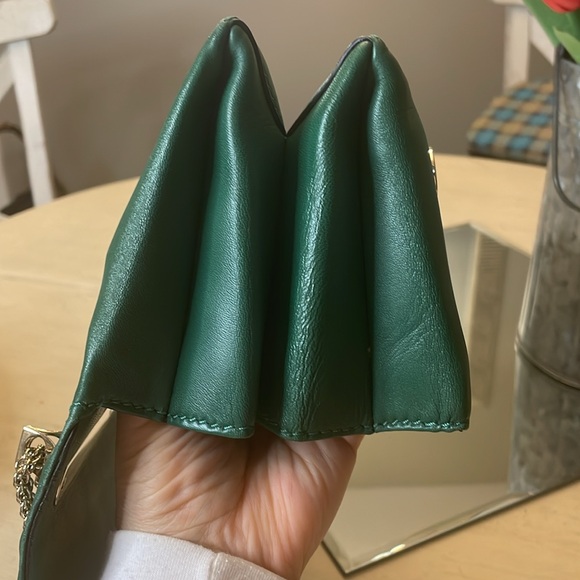 Valentino Garavani Va Va Voom green leather shoulder/crossbody bag w/ gold chain - Picture 5 of 16